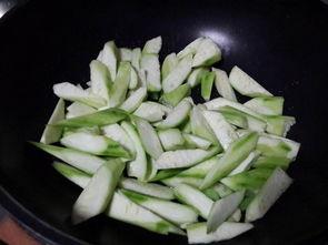 白酸瓜怎么炒着吃,家常美味轻松学