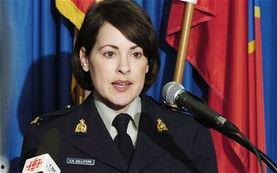 警花被迫吃瓜,瓜田里吃瓜成“网红”