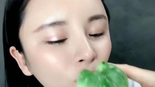 美女吃瓜好漂亮,美女吃瓜，美艳动人