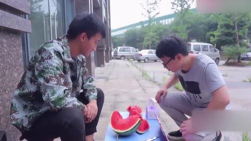 男子吃瓜被围观,围观人群惊叹不已