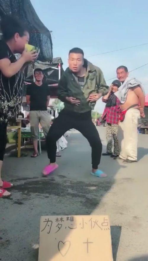 男子吃瓜被围观,围观人群惊叹不已