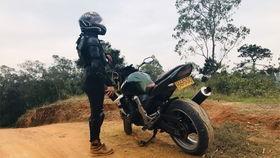 骑行摩托吃瓜,畅享夏日吃瓜时光