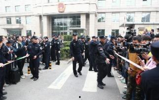民众围观吃瓜警察,一场网络围观下的社会现象解析