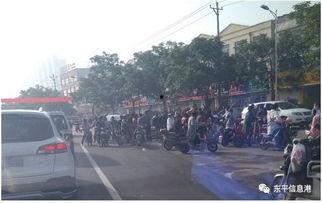 路口电动车吃瓜,街头文化还是安全隐患？