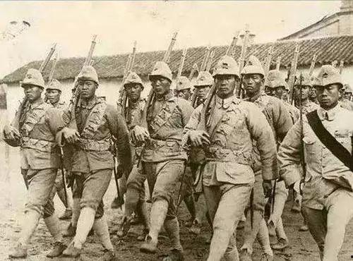 小兵吃瓜落,揭秘军营中的趣味生活片段