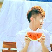 弯腰吃瓜情侣头像,甜蜜情侣头像诠释浪漫时光