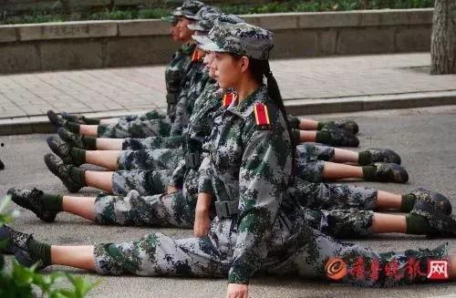 军训女生酒吧跳舞吃瓜