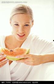 美女吃哈密瓜牛尾,美女品尝哈密瓜牛尾，视觉与味蕾的双重盛宴