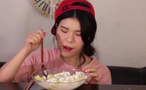 美女吃哈密瓜牛尾,美女品尝哈密瓜牛尾，视觉与味蕾的双重盛宴