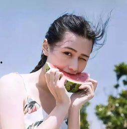 女生跳舞吃瓜图片