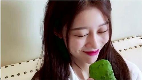 搞笑姐吃瓜,笑料百出，瓜田里的欢乐盛宴