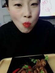 搞笑姐吃瓜,笑料百出，瓜田里的欢乐盛宴