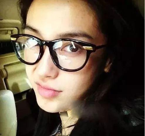 眼镜女反差吃瓜