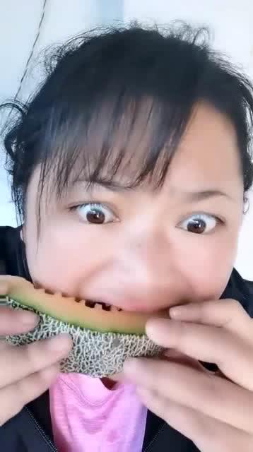 眼镜女反差吃瓜