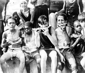 带你吃瓜老照片,带你回顾带你吃瓜老照片