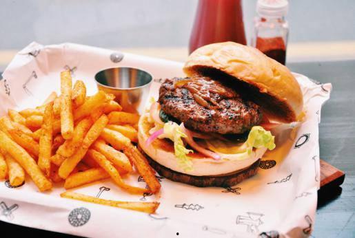 歪瓜解说吃汉堡,汉堡大揭秘，美味背后的故事