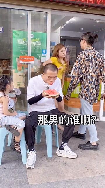 情侣吵架众人吃瓜,众人吃瓜热议不断