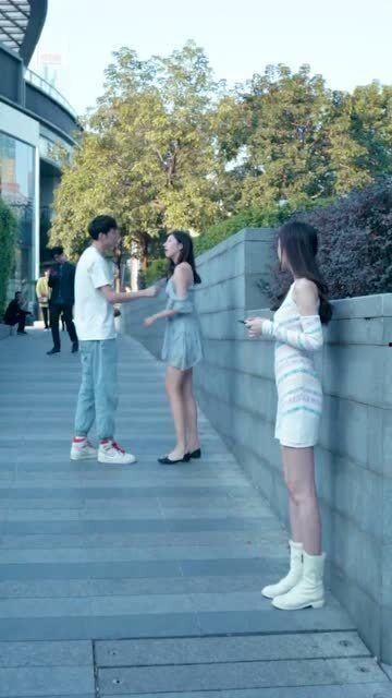 情侣吵架众人吃瓜,众人吃瓜热议不断