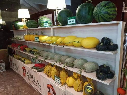 小俩口超市吃瓜,甜蜜日常曝光